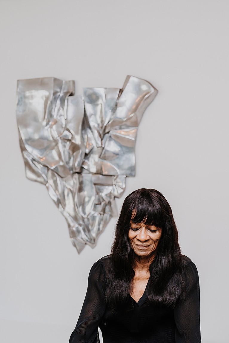 Barbara Chase-Riboud in front of her one of her aluminum sculpture "Time Womb Jacqueline"