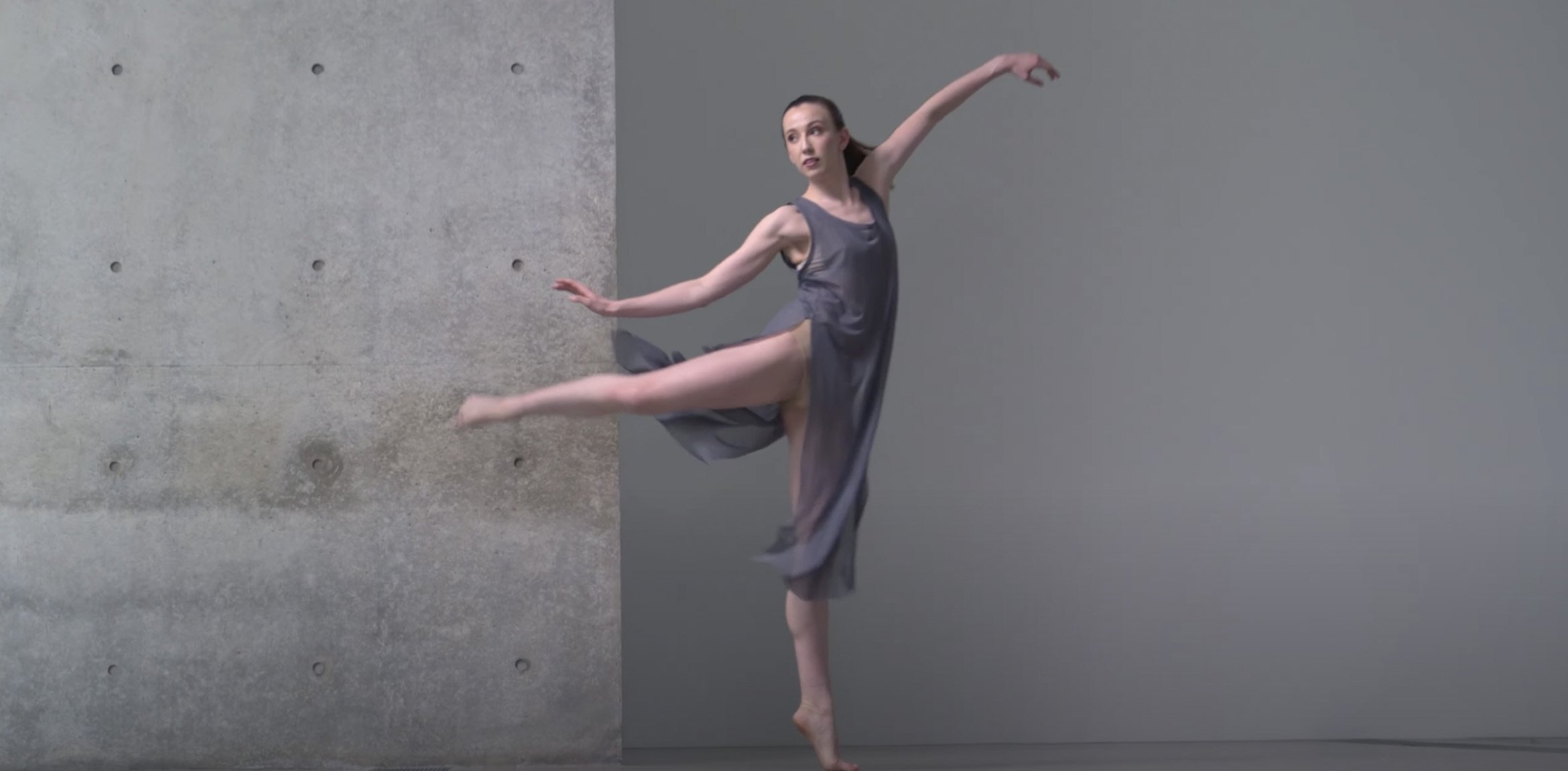 Dancer in a flowy grey dress en point